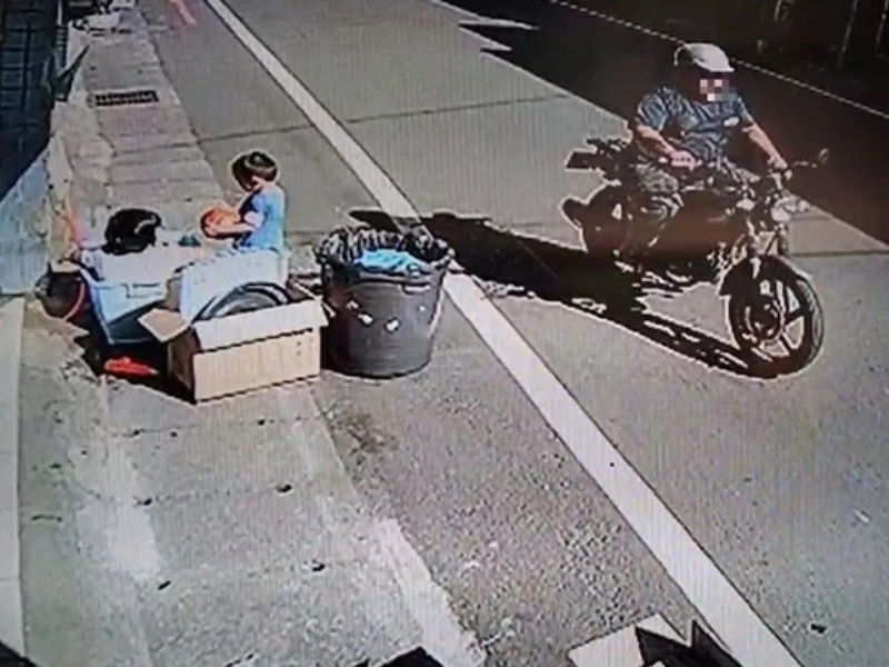 Người đ&agrave;n &ocirc;ng lạ mặt với chi&ecirc;u bắt c&oacute;c trẻ em v&agrave; c&aacute;i kết - Ảnh 1.