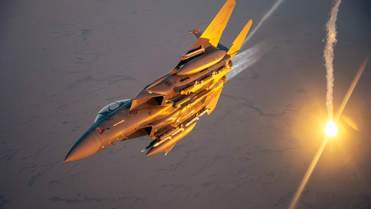 Iran kh&ocirc;ng cần tấn c&ocirc;ng m&agrave; F - 15 đ&atilde; bị bắn rơi - kịch bản kh&oacute; tin năm 2026 - Ảnh 2.