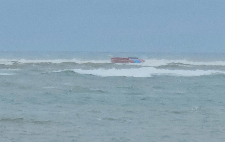 T&agrave;u c&aacute; lật ở cửa biển Nhật Lệ: 2 Ngư d&acirc;n nhập viện , 7 thuyền vi&ecirc;n an to&agrave;n - Ảnh 1.