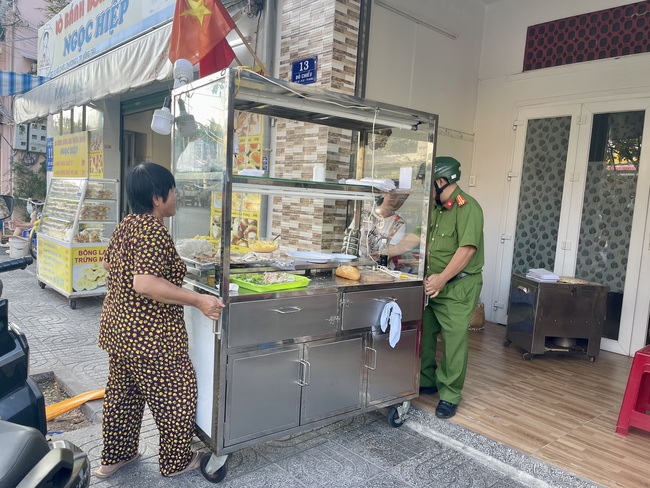 Bộ Y tế chỉ đạo khẩn vụ nghi ngộ độc b&aacute;nh m&igrave; &ldquo;kh&ocirc;ng t&ecirc;n&rdquo; tại TPHCM - Ảnh 2.