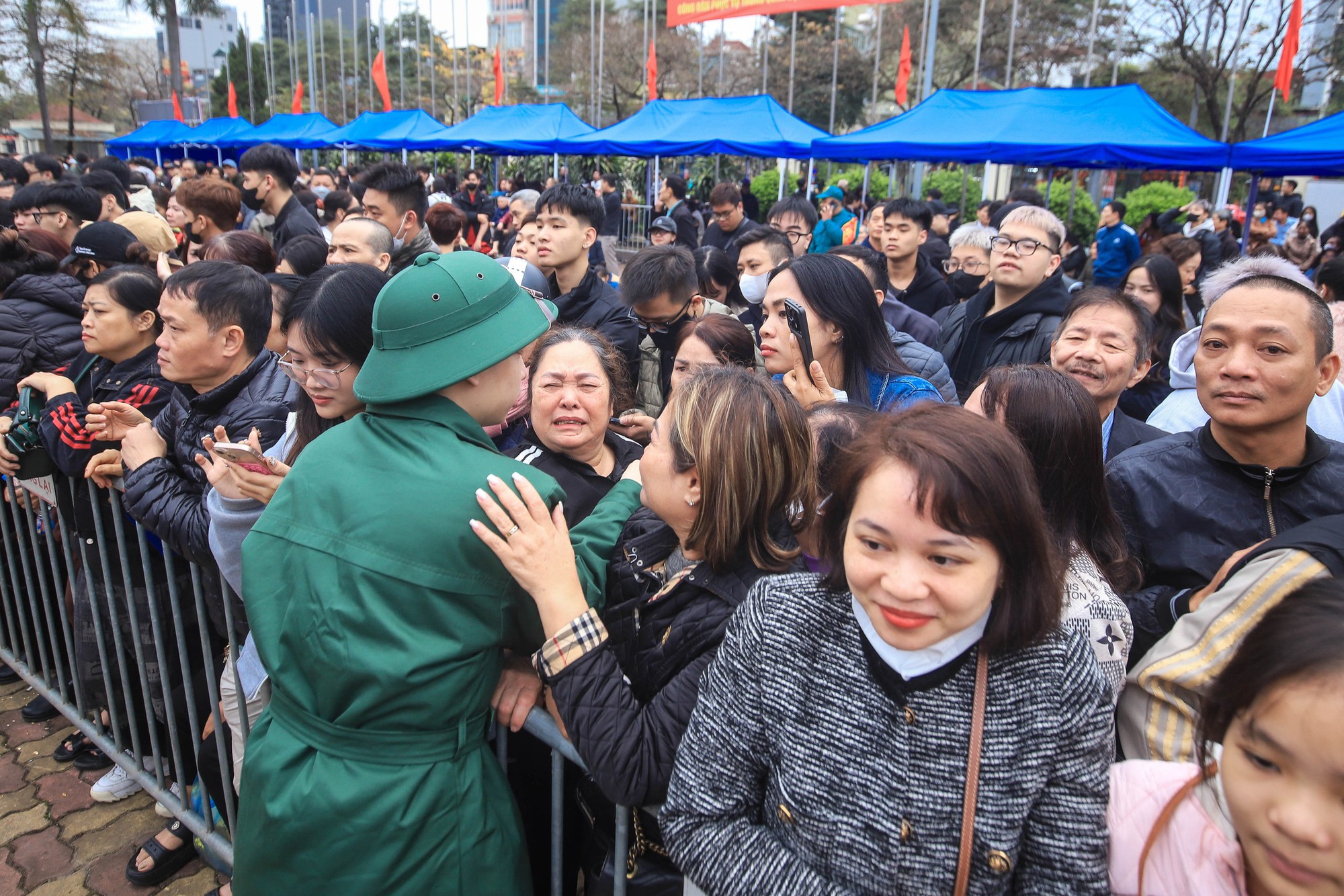 Bí thư thành ủy Hà Nội tiễn đưa thanh niên tòng quân 2026 lên đường nhập ngũ - Ảnh 5. Bí thư thành ủy Hà Nội tiễn đưa thanh niên tòng quân 2026 lên đường nhập ngũ - Ảnh 5.