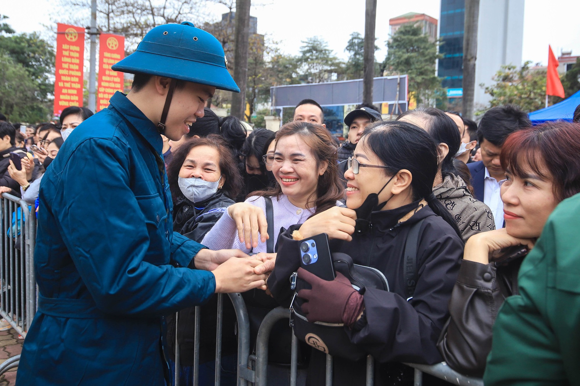 Bí thư thành ủy Hà Nội tiễn đưa thanh niên tòng quân 2026 lên đường nhập ngũ - Ảnh 6. Bí thư thành ủy Hà Nội tiễn đưa thanh niên tòng quân 2026 lên đường nhập ngũ - Ảnh 6.