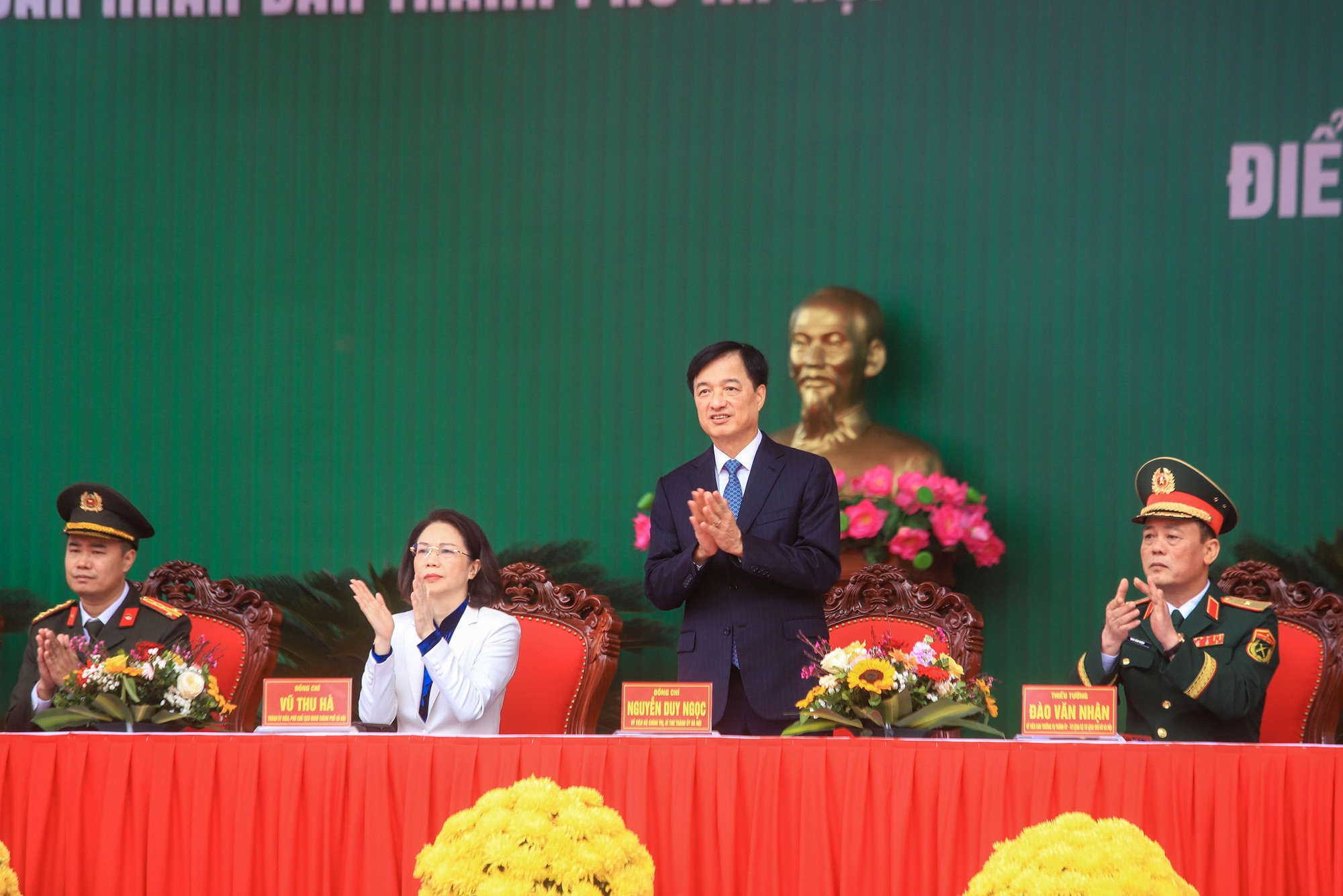 Bí thư thành ủy Hà Nội tiễn đưa thanh niên tòng quân 2026 lên đường nhập ngũ - Ảnh 1. Bí thư thành ủy Hà Nội tiễn đưa thanh niên tòng quân 2026 lên đường nhập ngũ - Ảnh 1.