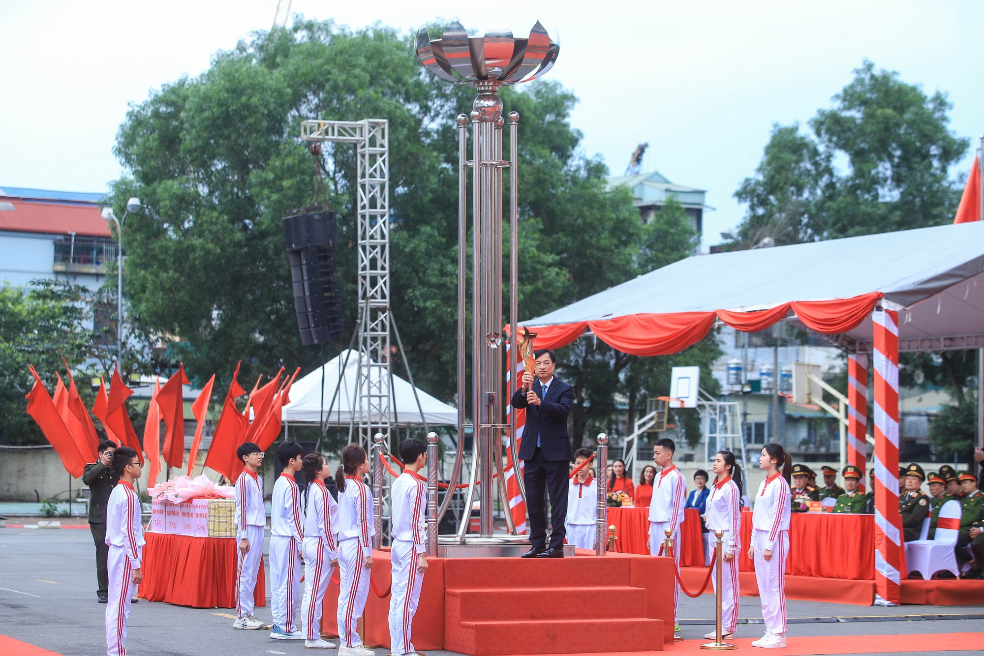 Bí thư thành ủy Hà Nội tiễn đưa thanh niên tòng quân 2026 lên đường nhập ngũ - Ảnh 2. Bí thư thành ủy Hà Nội tiễn đưa thanh niên tòng quân 2026 lên đường nhập ngũ - Ảnh 2.