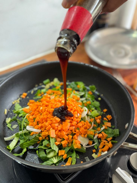 Người phụ nữ nấu ăn kh&ocirc;ng bao giờ cho muối, kết quả kh&aacute;m sức khỏe g&acirc;y chấn động - Ảnh 1.