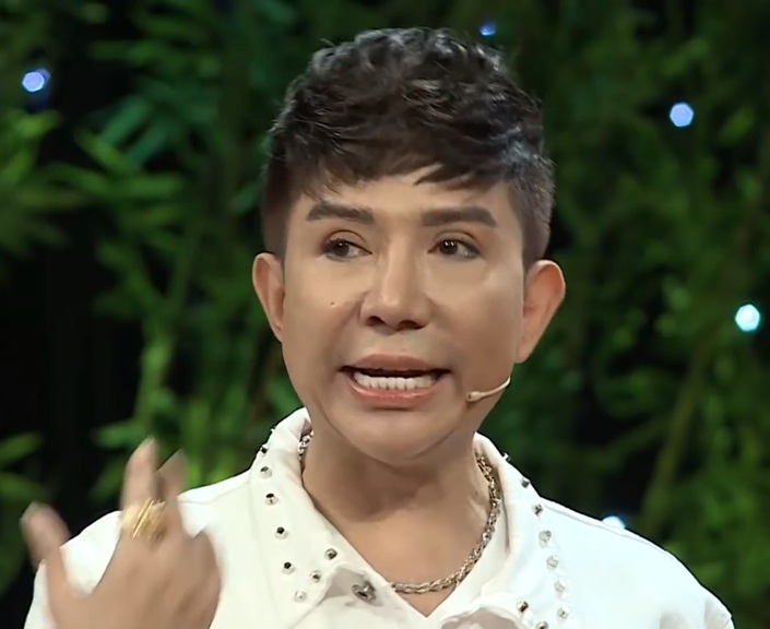 Nữ ca sĩ b&iacute; ẩn k&eacute;o Long Nhật ra một g&oacute;c tặng 5 ph&acirc;n v&agrave;ng - Ảnh 2.