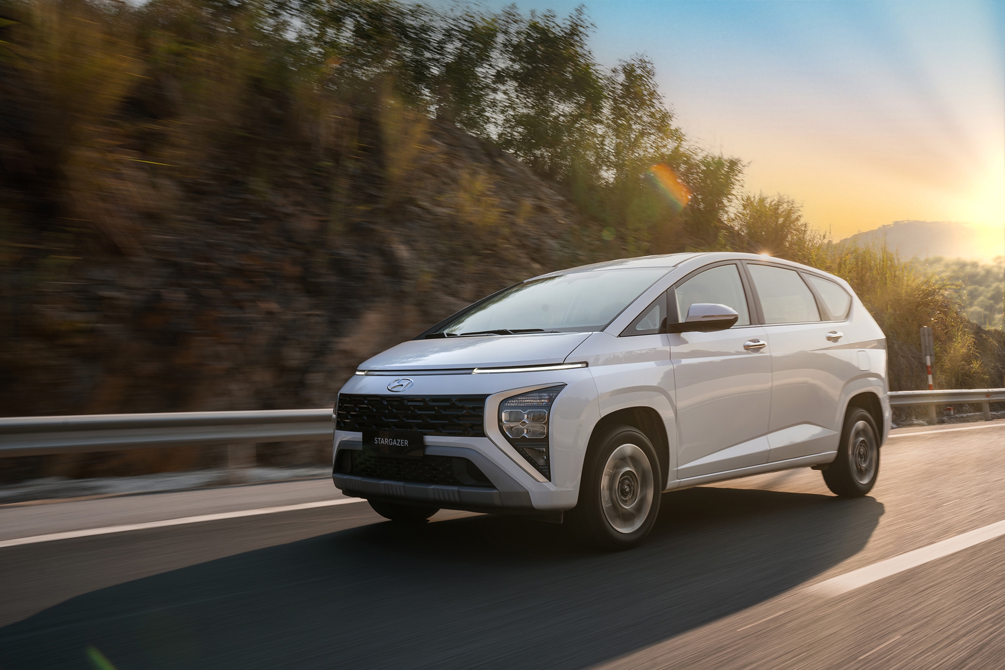 Xe 7 chỗ giá chưa tới 500 triệu đang ưu đãi hơn 100 triệu đồng, bảo hành tới 8 năm - Ảnh 1.