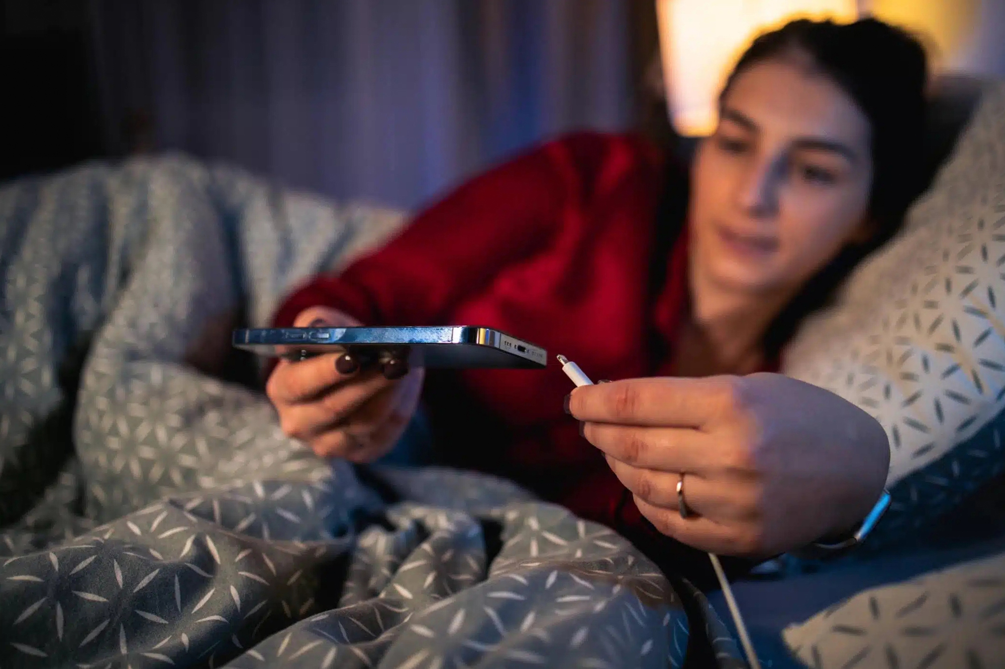 Cảnh b&aacute;o từ Apple: Sạc iPhone an to&agrave;n để tr&aacute;nh rủi ro khi ngủ - Ảnh 1.