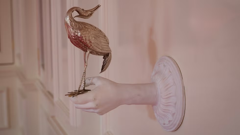 Giải mã 9 chi tiết ẩn trong Đồi Gió Hú: Phòng ngủ mang màu da nữ chính, tại sao bức tường lại "đổ mồ hôi"?- Ảnh 12. Giải mã 9 chi tiết ẩn trong Đồi Gió Hú: Phòng ngủ mang màu da nữ chính, tại sao bức tường lại "đổ mồ hôi"?- Ảnh 12.