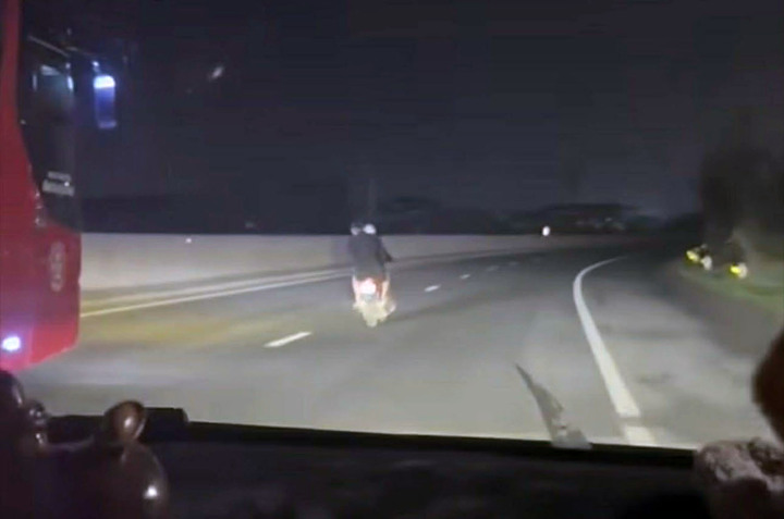 Hai người đ&agrave;n &ocirc;ng Hải Ph&ograve;ng bị phạt 26 triệu đồng v&igrave; Lạng l&aacute;ch , đ&aacute;nh v&otilde;ng tr&ecirc;n quốc lộ 10 - Ảnh 1.