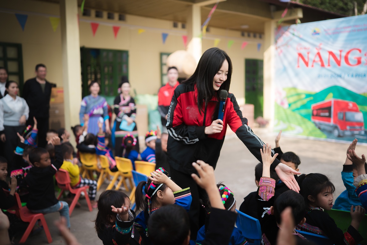 Hoa hậu Thanh Thủy đứng h&aacute;t giữa s&acirc;n trường đất, kh&aacute;n giả l&agrave; học sinh v&ugrave;ng n&uacute;i - Ảnh 4.