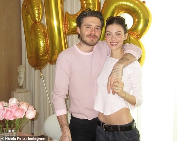 "C&uacute; t&aacute;t" cho nh&agrave; Beckham: Brooklyn Beckham tiệc t&ugrave;ng b&ecirc;n vợ tỷ ph&uacute; mừng sinh nhật, phớt lờ lời ch&uacute;c của bố mẹ- Ảnh 1.