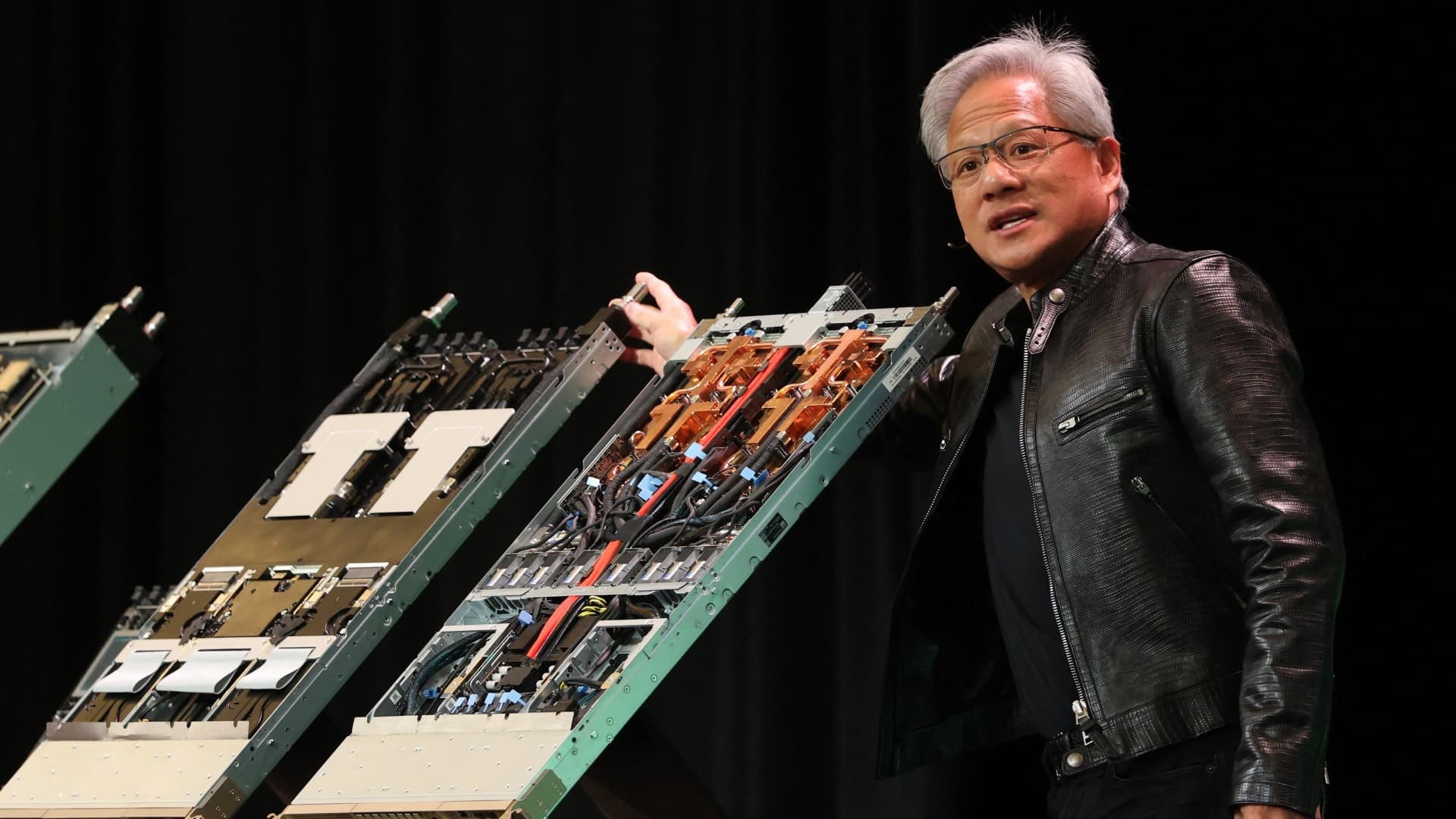 CEO Nvidia Jensen Huang Tuy&ecirc;n bố g&acirc;y sốc về đầu tư 30 tỷ USD v&agrave;o OpenAI - Ảnh 2.
