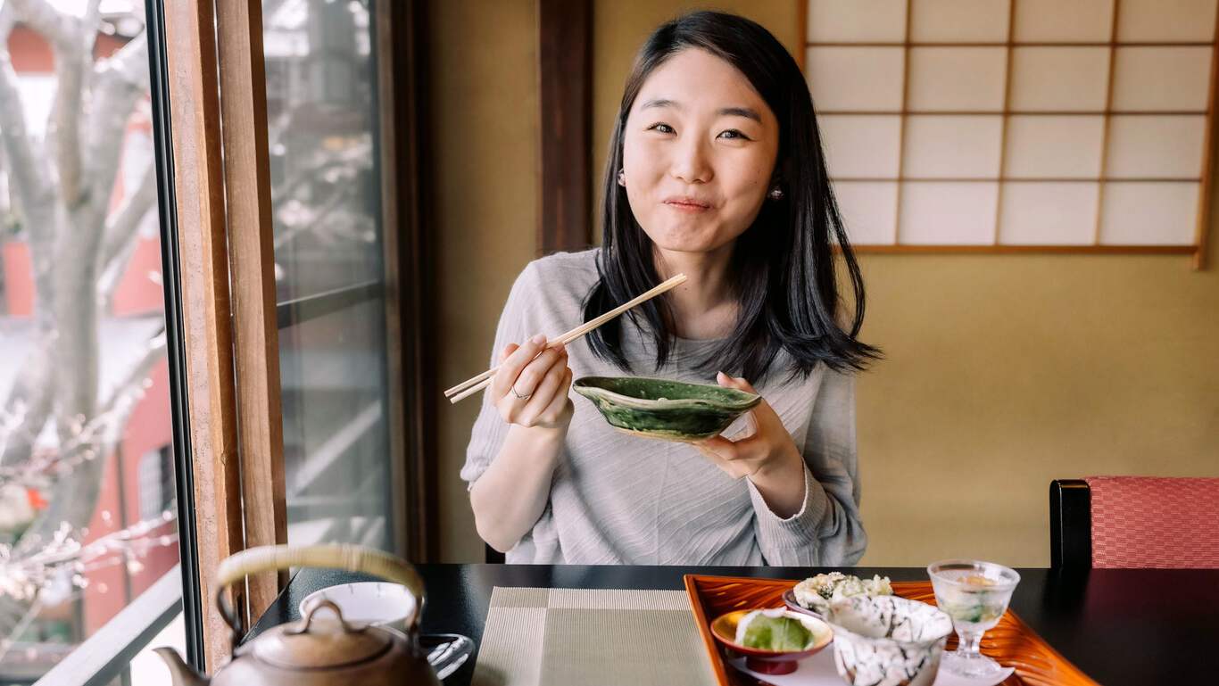 Những người sống thọ 100 tuổi thường c&oacute; 4 th&oacute;i quen n&agrave;y khi ăn uống: Ai cũng n&ecirc;n bắt đầu ngay! - Ảnh 3.