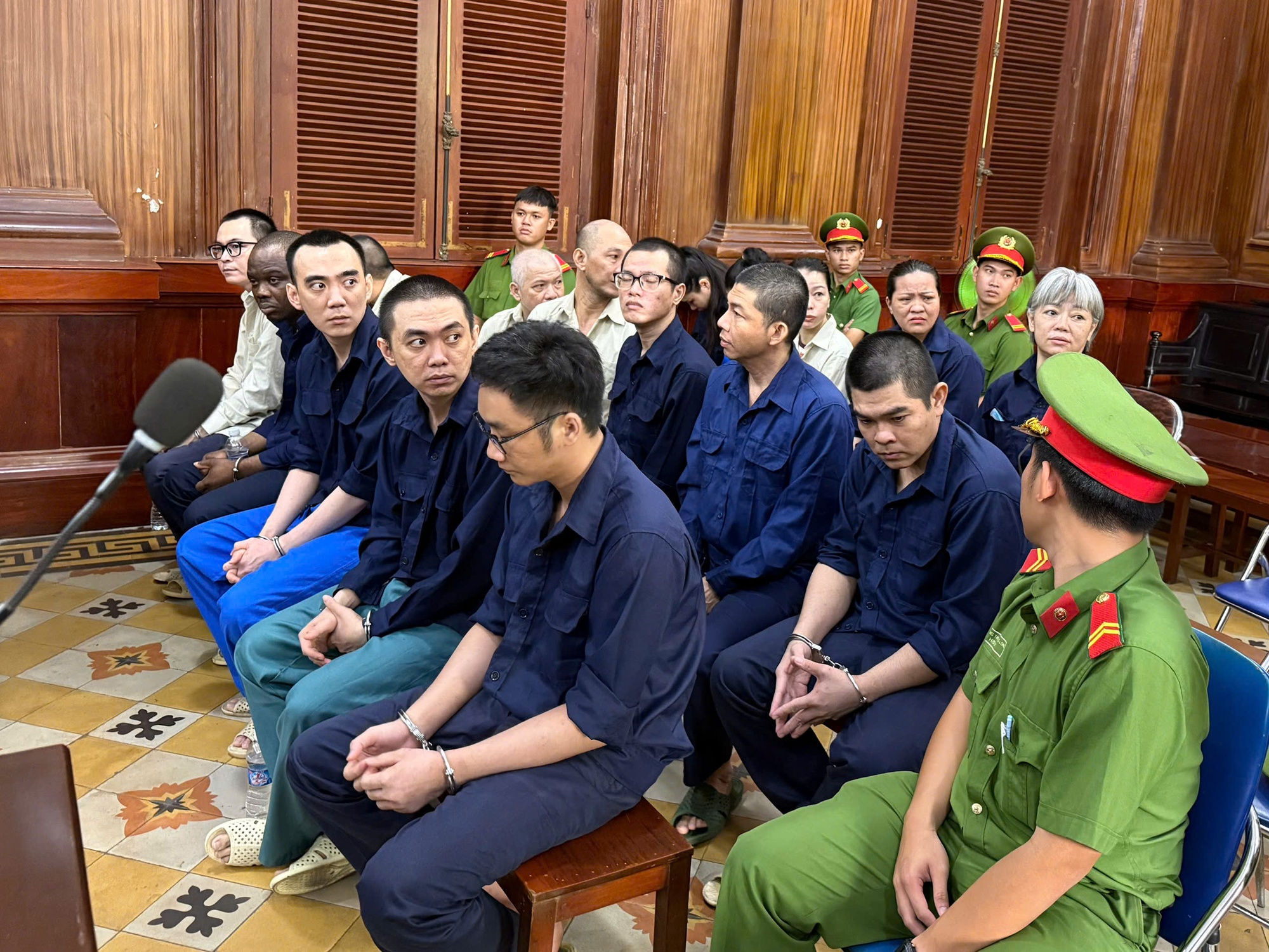 X&eacute;t xử đại &aacute;n xuy&ecirc;n quốc gia: Phơi b&agrave;y mạng lưới "ng&acirc;n h&agrave;ng ngầm" ở TPHCM - Ảnh 2.