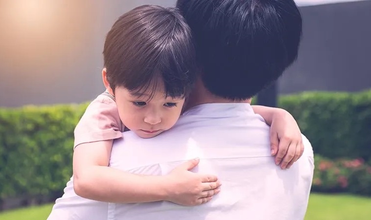 3 dấu hiệu chứng minh một đứa trẻ đang tự ti qu&aacute; mức, nh&igrave;n l&agrave; nhận ra ngay- Ảnh 3.