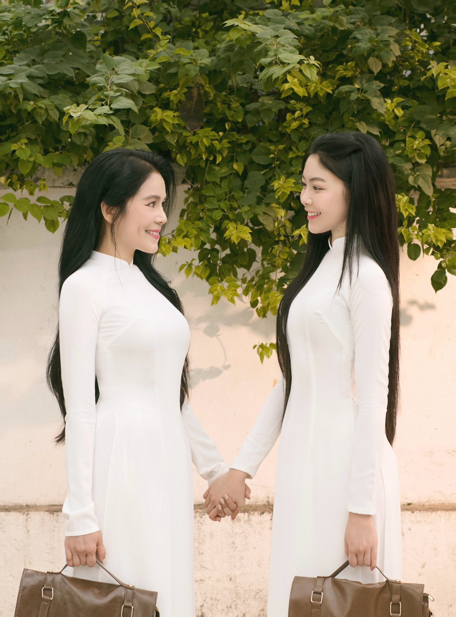 Kh&aacute;ch T&acirc;y xếp h&agrave;ng xem Lọ Lem chụp ảnh, về nước kể "ở Việt Nam cứ đi v&agrave;i bước l&agrave; gặp ti&ecirc;n nữ"- Ảnh 4.