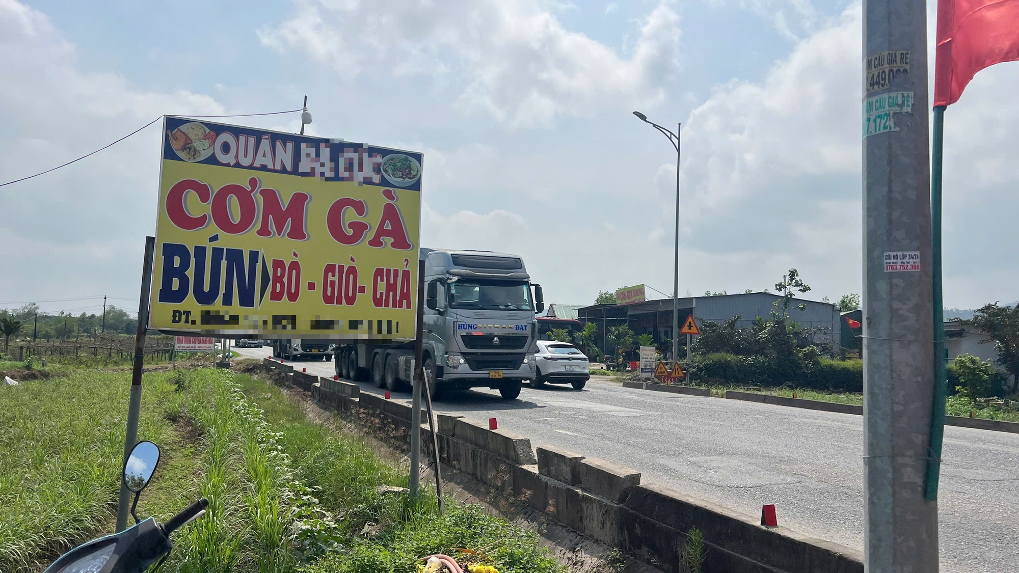 Chủ qu&aacute;n b&uacute;n bị tố &ldquo;đuổi xe tải&rdquo;: T&ocirc;i xin nhận tr&aacute;ch nhiệm l&agrave; người đứng đầu - Ảnh 2.