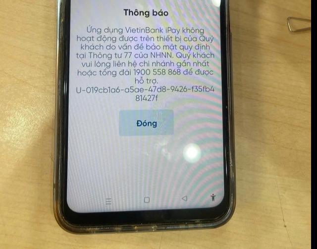 Nhiều người t&aacute; hỏa v&igrave; ứng dụng ng&acirc;n h&agrave;ng bị kh&oacute;a Do rủi ro bảo mật - Ảnh 1.