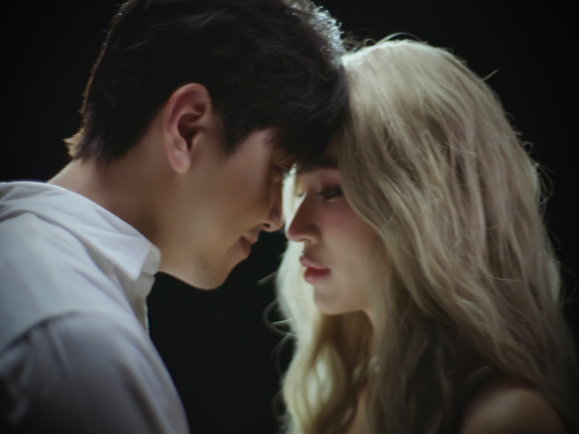 DJ T&iacute;t "n&oacute;ng bỏng nhất H&agrave; th&agrave;nh" ra MV kể chuyện t&igrave;nh y&ecirc;u dang dở, chồng g&oacute;p mặt - Ảnh 2.