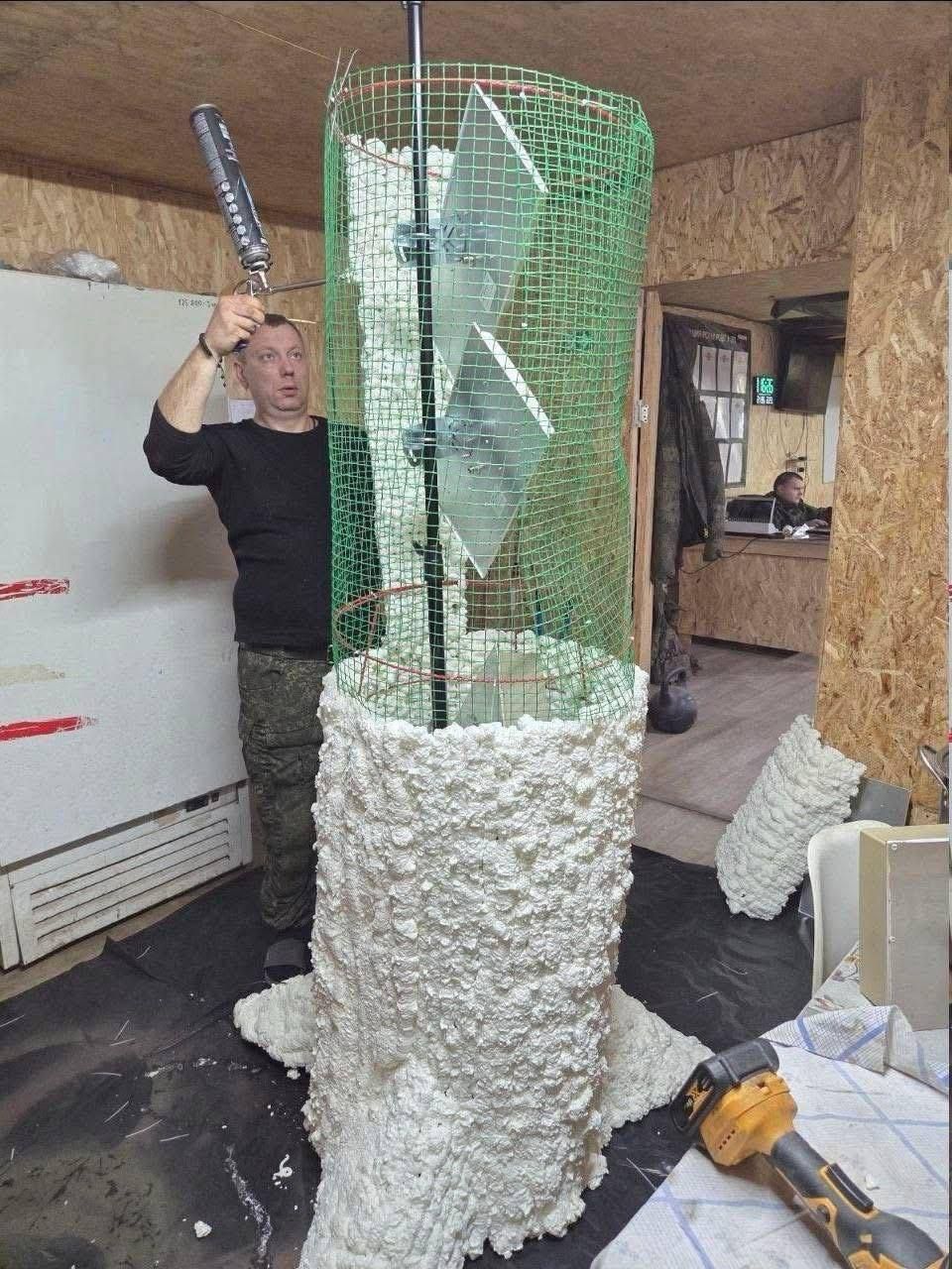 Nga bất ngờ dựng loạt c&acirc;y giả giữa tiền tuyến để lừa Ukraine: B&ecirc;n trong th&acirc;n c&acirc;y l&agrave; b&iacute; mật g&igrave;? - Ảnh 1.