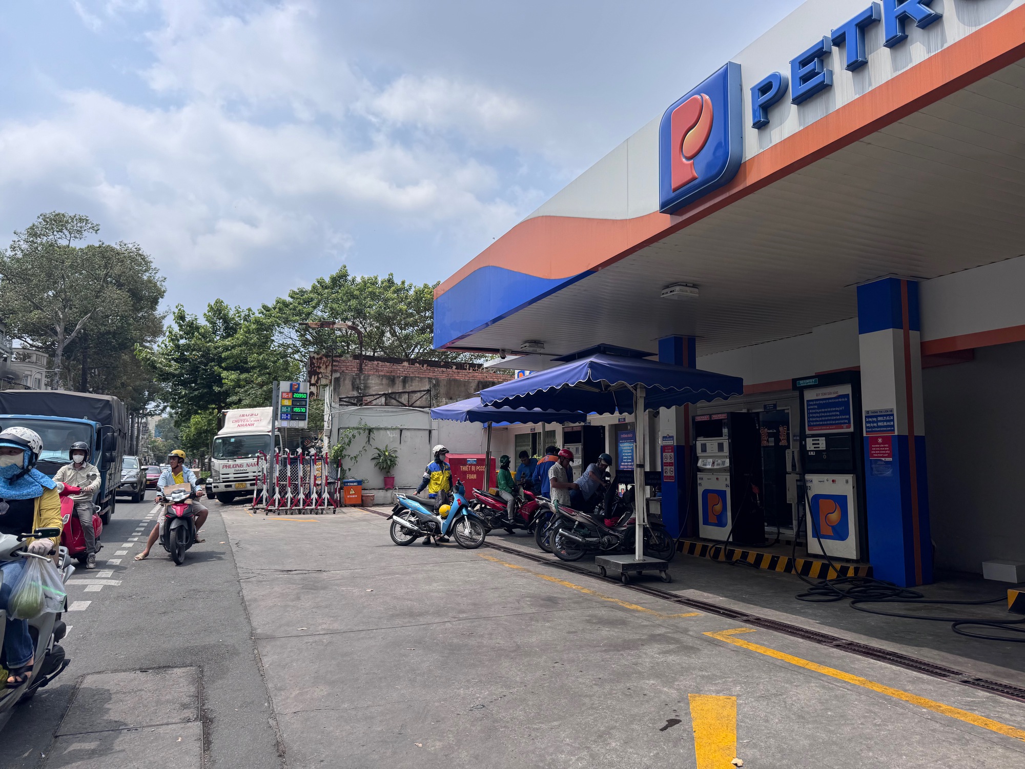 &Aacute;p lực tăng gi&aacute; xăng dầu - Ảnh 1.