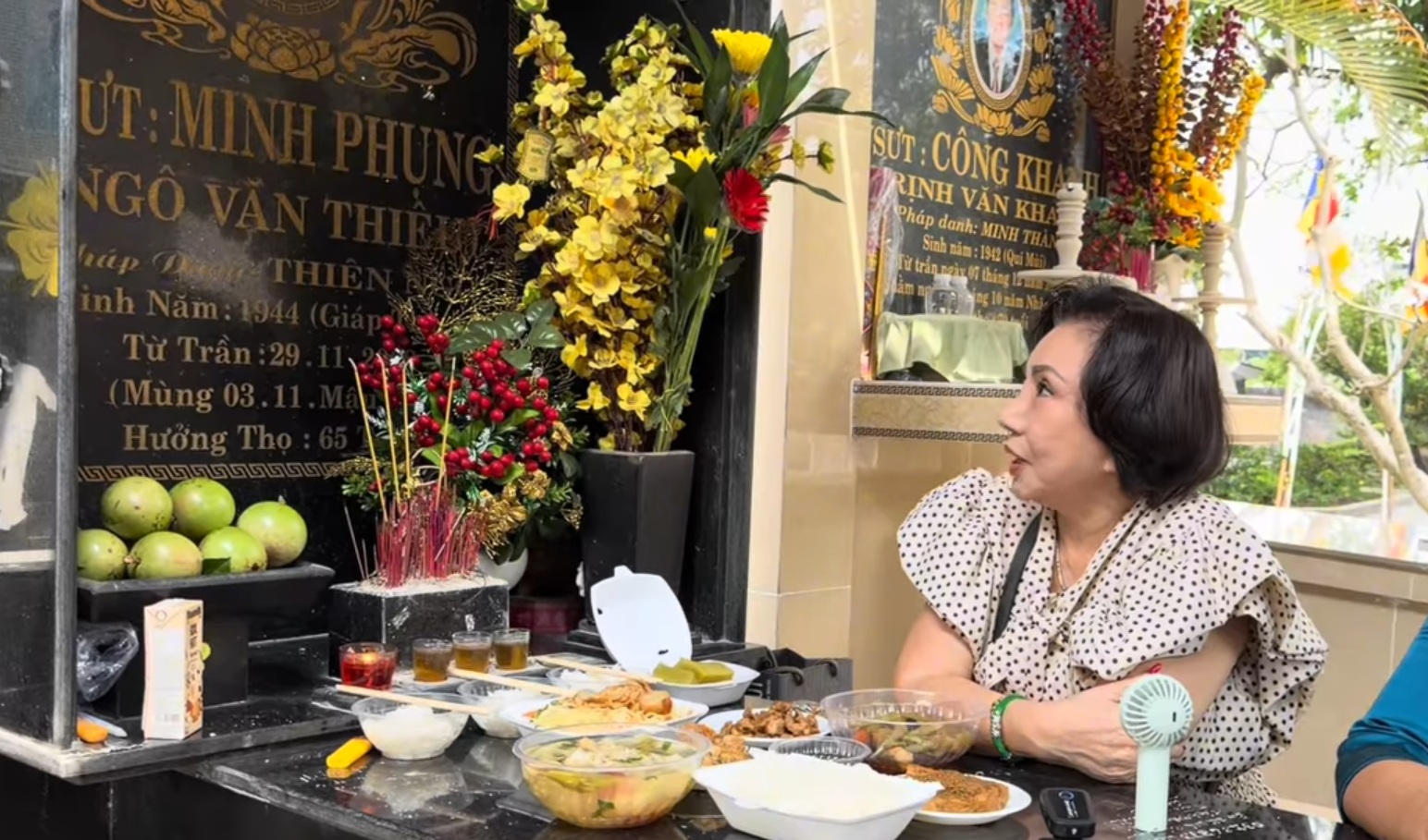 Vợ Ho&agrave;ng tử s&acirc;n khấu Minh Phụng từ Mỹ về ngồi b&ecirc;n mộ chồng - Ảnh 1.