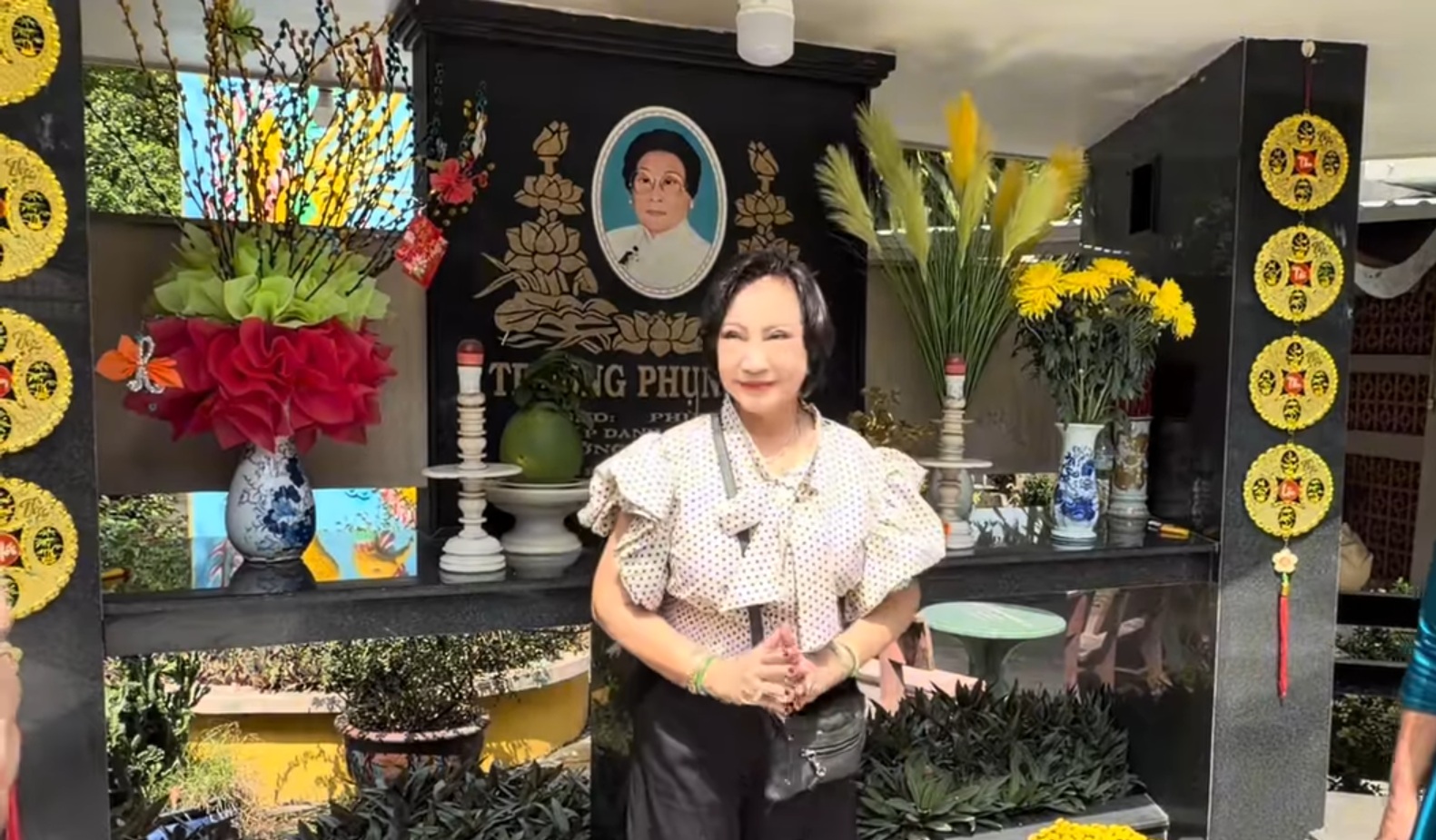 Vợ Ho&agrave;ng tử s&acirc;n khấu Minh Phụng từ Mỹ về ngồi b&ecirc;n mộ chồng - Ảnh 2.