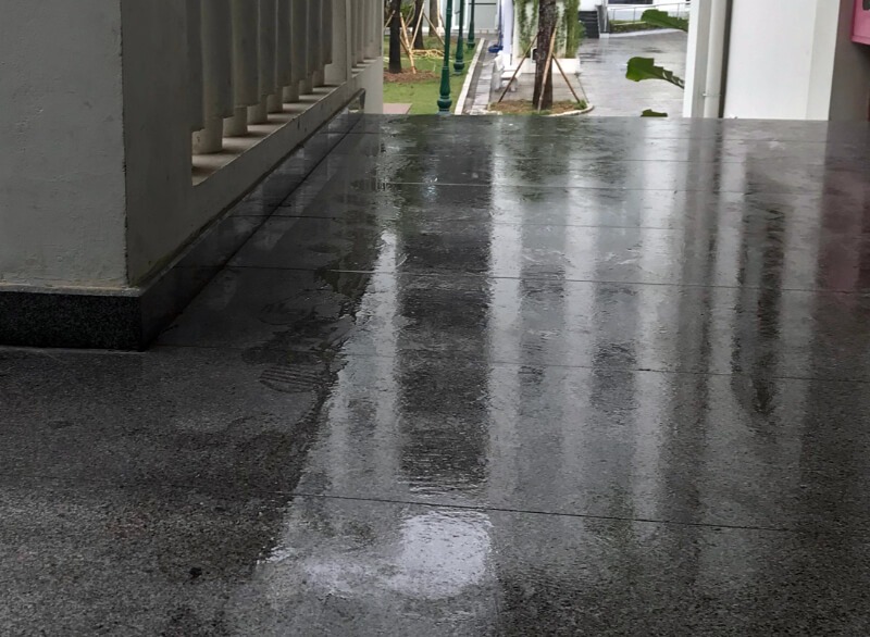 Thời tiết nồm ẩm miền Bắc v&agrave; 5 c&aacute;ch giữ s&agrave;n nh&agrave; lu&ocirc;n kh&ocirc; r&aacute;o - Ảnh 1.