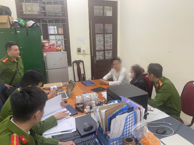 H&agrave; Nội: C&ocirc;ng an phường T&acirc;y Hồ kịp thời giải cứu c&ocirc; g&aacute;i tr&egrave;o ra ngo&agrave;i ban c&ocirc;ng nh&agrave; cao tầng - Ảnh 1.