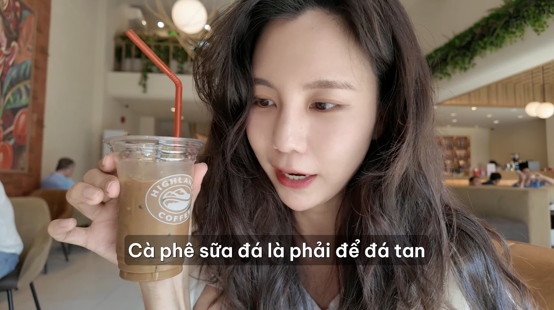 Kh&aacute;ch H&agrave;n sang Việt Nam nhịn tiền xe, cuốc bộ chỉ để mua được thứ nước g&acirc;y nghiện n&agrave;y - Ảnh 3.