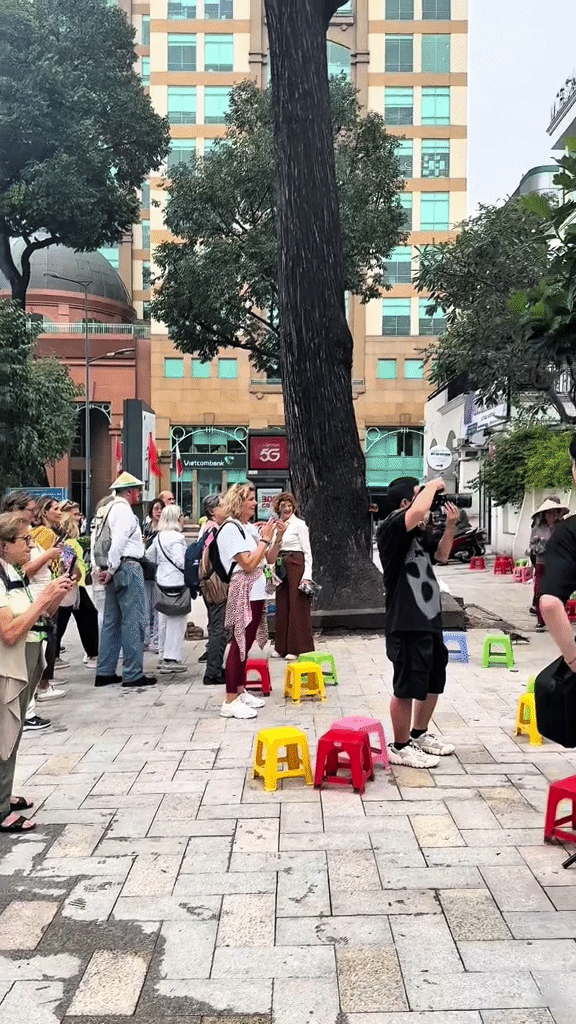 Kh&aacute;ch T&acirc;y xếp h&agrave;ng xem Lọ Lem chụp ảnh, về nước kể "ở Việt Nam cứ đi v&agrave;i bước l&agrave; gặp ti&ecirc;n nữ"- Ảnh 1.