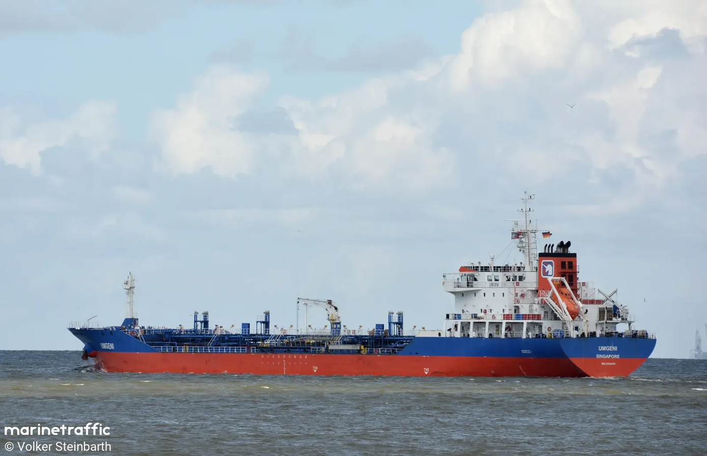 T&igrave;nh cảnh 160 thuyền vi&ecirc;n c&ugrave;ng 8 t&agrave;u h&agrave;ng Việt Nam l&ecirc;nh đ&ecirc;nh ở vịnh Ba Tư - Ảnh 1.