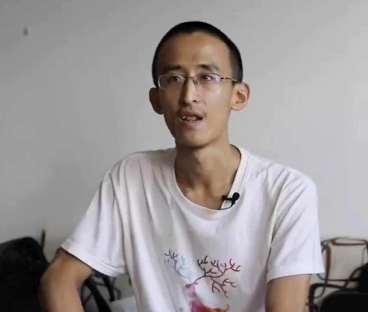 Thần đồng 10 tuổi v&agrave;o đại học, 16 tuổi c&oacute; bằng tiến sĩ giờ ăn b&aacute;m - Ảnh 2.