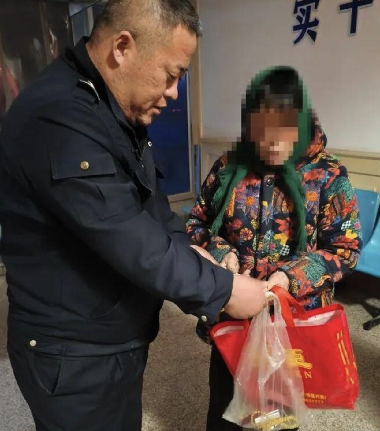 Ph&aacute;t hiện v&agrave;ng v&agrave; gần 150 triệu đồng tiền mặt mất t&iacute;ch  - Ảnh 1.