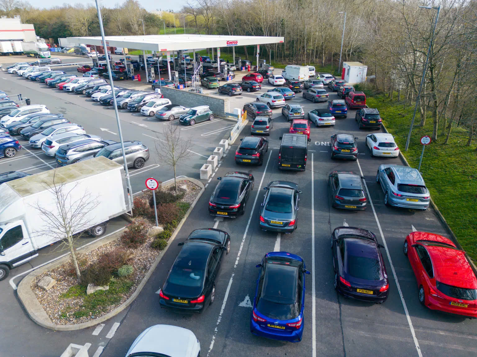 Gi&aacute; xăng nhiều nơi tr&ecirc;n thế giới tăng vọt, người d&acirc;n xếp h&agrave;ng d&agrave;i chờ đổ - Ảnh 1.