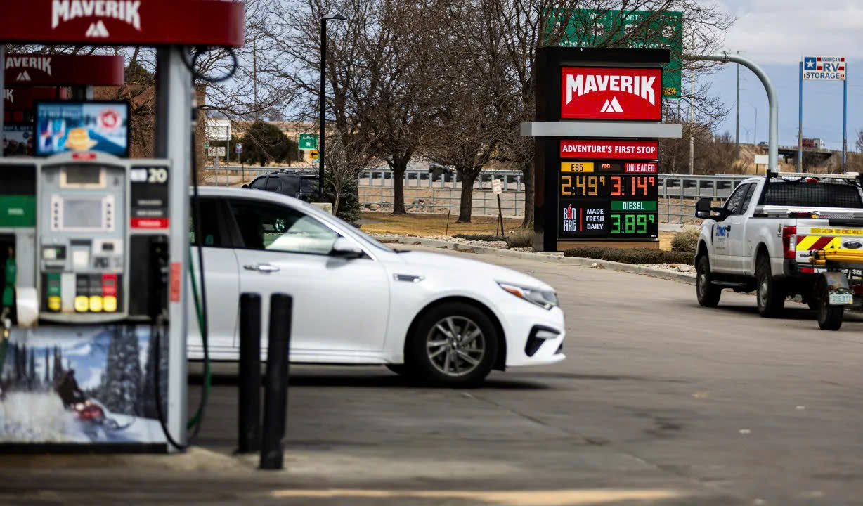 Gi&aacute; xăng nhiều nơi tr&ecirc;n thế giới tăng vọt, người d&acirc;n xếp h&agrave;ng d&agrave;i chờ đổ - Ảnh 3.