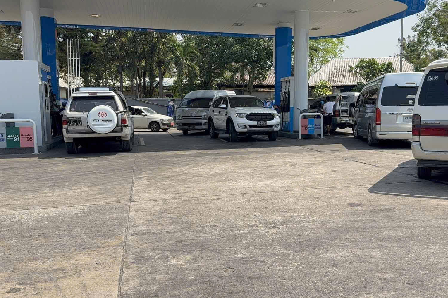 Gi&aacute; xăng nhiều nơi tr&ecirc;n thế giới tăng vọt, người d&acirc;n xếp h&agrave;ng d&agrave;i chờ đổ - Ảnh 7.