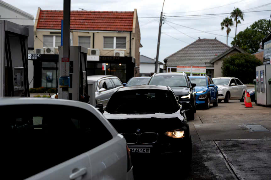 Gi&aacute; xăng nhiều nơi tr&ecirc;n thế giới tăng vọt, người d&acirc;n xếp h&agrave;ng d&agrave;i chờ đổ - Ảnh 5.