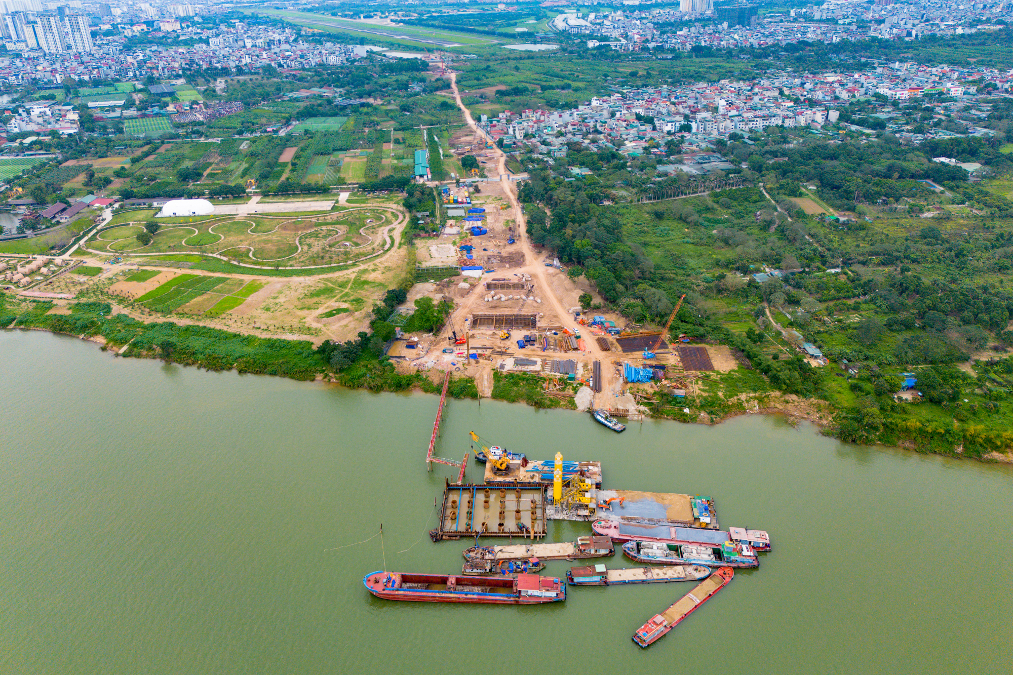 To&agrave;n cảnh c&ocirc;ng trường x&acirc;y cầu hơn 16.000 tỷ của Sun Group ở H&agrave; Nội: M&aacute;y m&oacute;c phủ k&iacute;n mặt s&ocirc;ng, phấn đấu ho&agrave;n th&agrave;nh nhanh nhất Việt Nam - Ảnh 9.