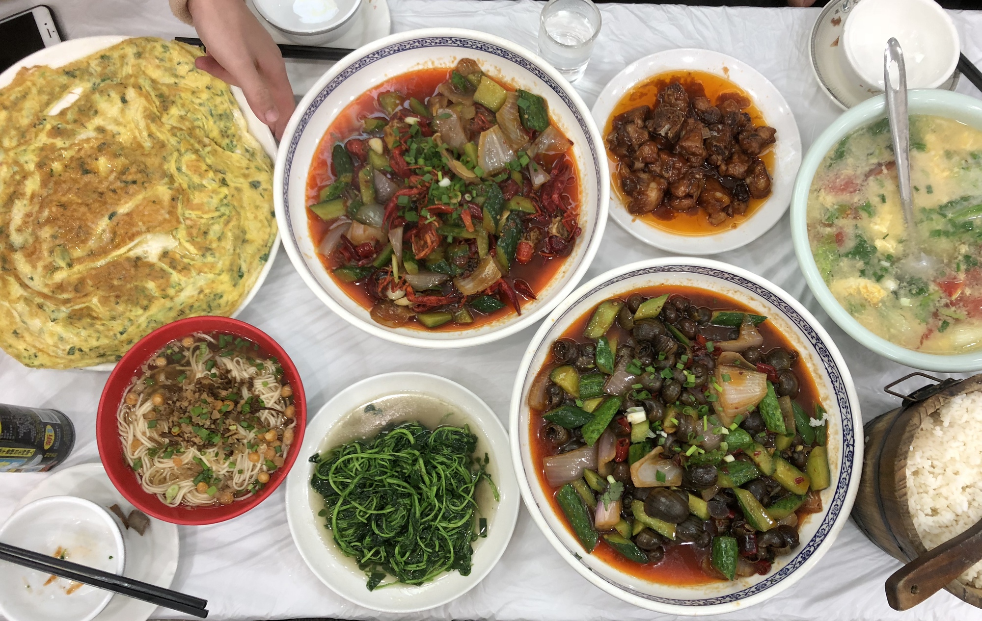 Bữa cơm Trung Quốc độc đ&aacute;o khiến du kh&aacute;ch Việt ngỡ như xuy&ecirc;n kh&ocirc;ng - Ảnh 1.