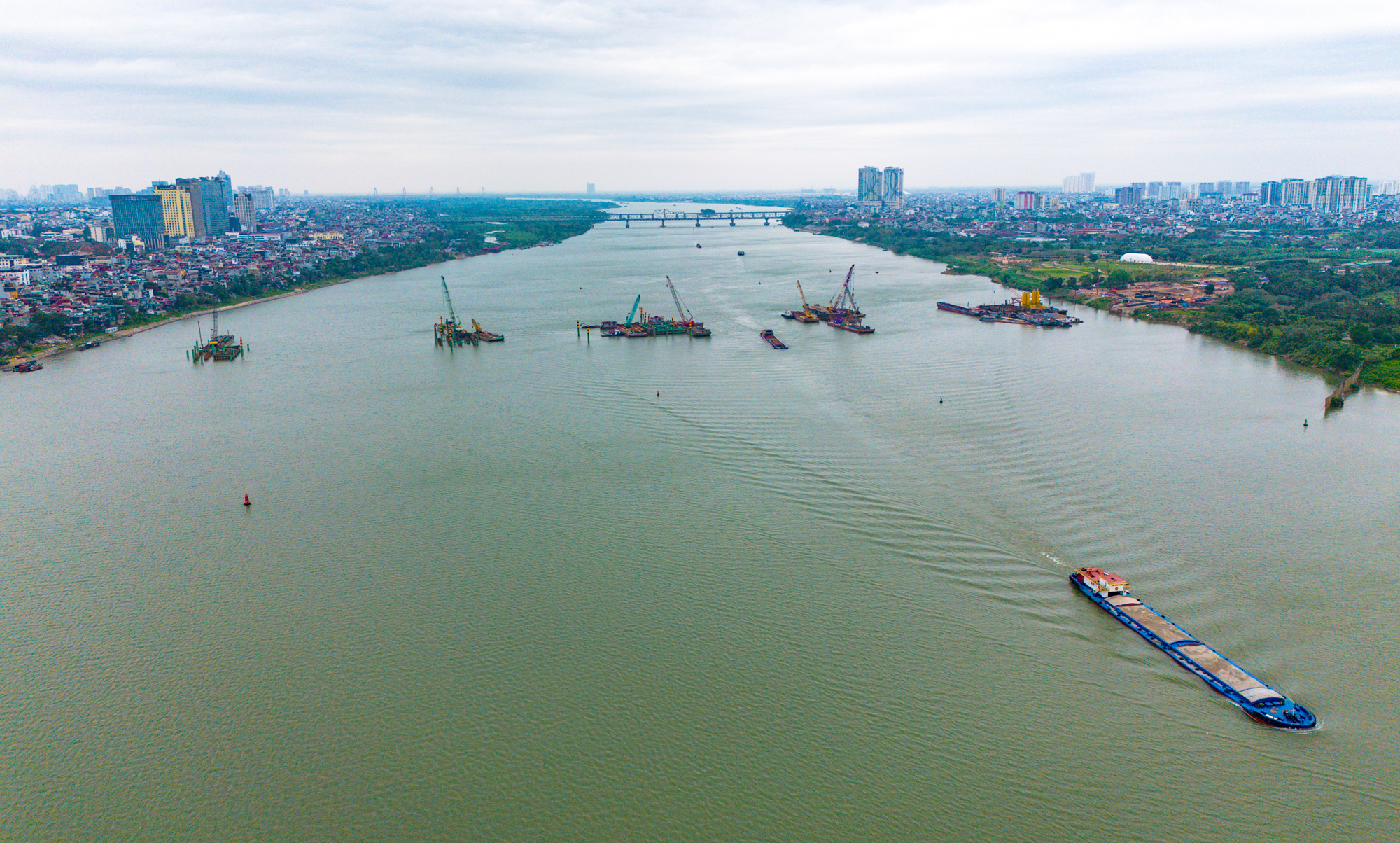 To&agrave;n cảnh c&ocirc;ng trường x&acirc;y cầu hơn 16.000 tỷ của Sun Group ở H&agrave; Nội: M&aacute;y m&oacute;c phủ k&iacute;n mặt s&ocirc;ng, phấn đấu ho&agrave;n th&agrave;nh nhanh nhất Việt Nam - Ảnh 13.