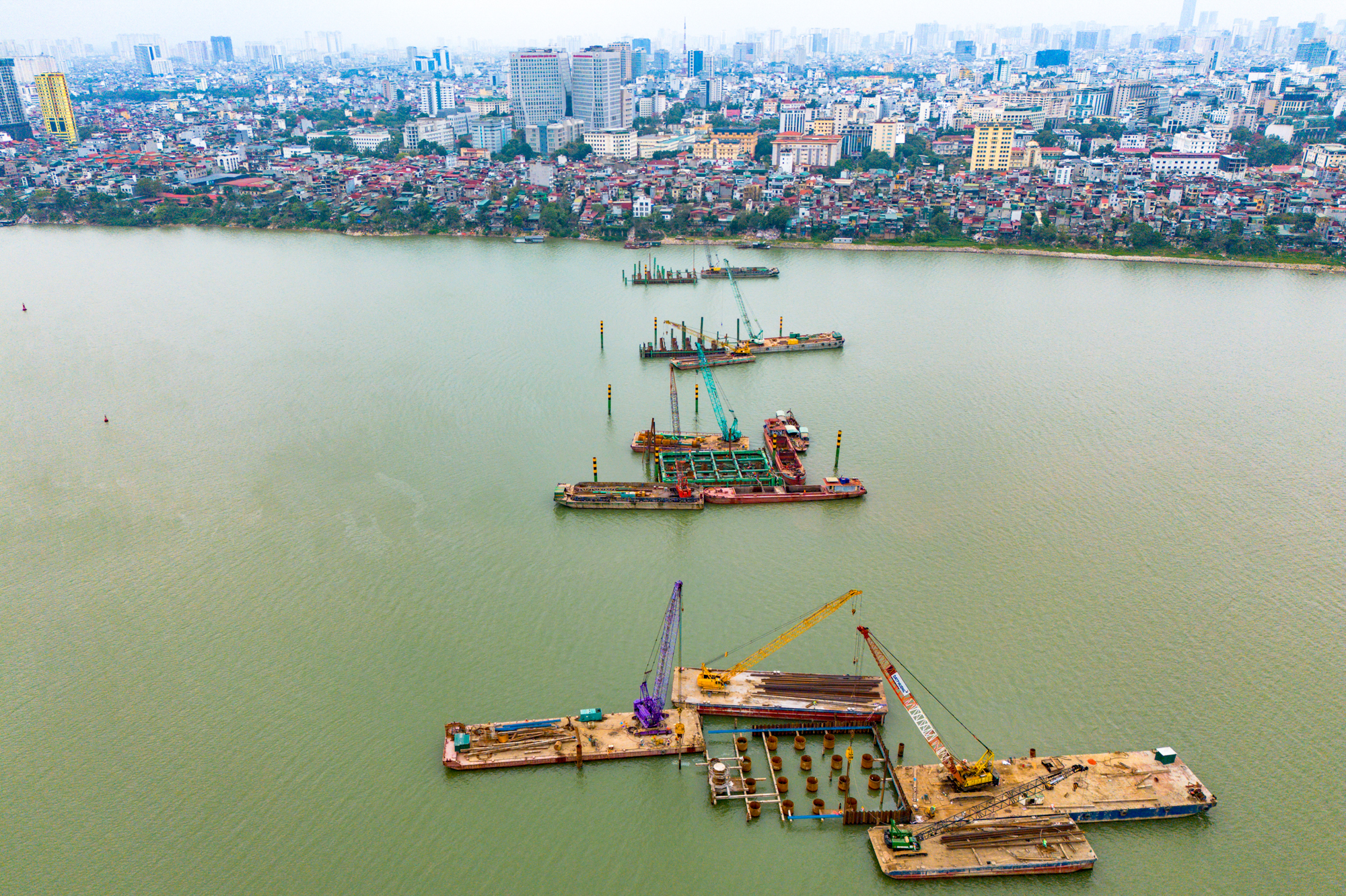 To&agrave;n cảnh c&ocirc;ng trường x&acirc;y cầu hơn 16.000 tỷ của Sun Group ở H&agrave; Nội: M&aacute;y m&oacute;c phủ k&iacute;n mặt s&ocirc;ng, phấn đấu ho&agrave;n th&agrave;nh nhanh nhất Việt Nam - Ảnh 2.