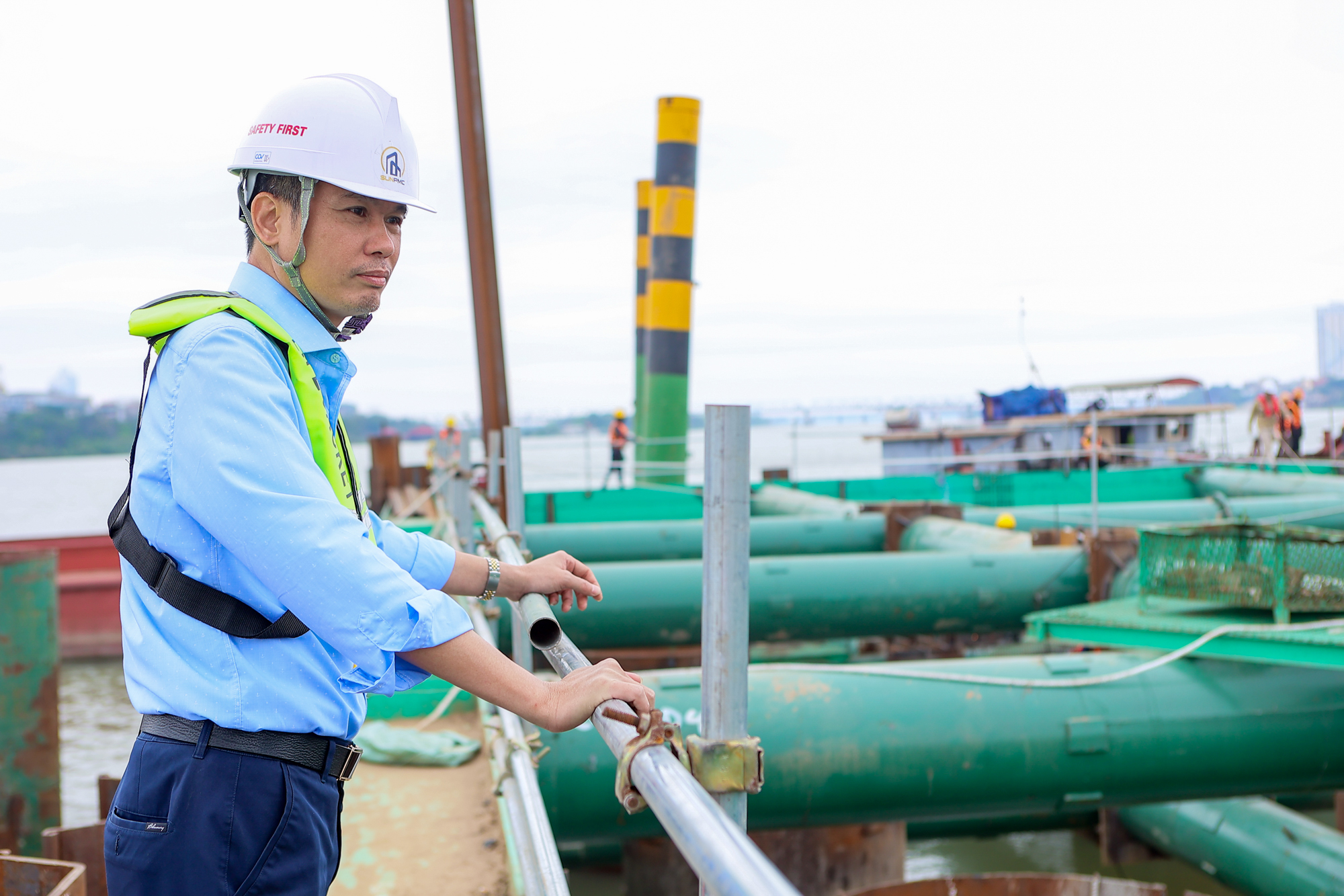 To&agrave;n cảnh c&ocirc;ng trường x&acirc;y cầu hơn 16.000 tỷ của Sun Group ở H&agrave; Nội: M&aacute;y m&oacute;c phủ k&iacute;n mặt s&ocirc;ng, phấn đấu ho&agrave;n th&agrave;nh nhanh nhất Việt Nam - Ảnh 3.