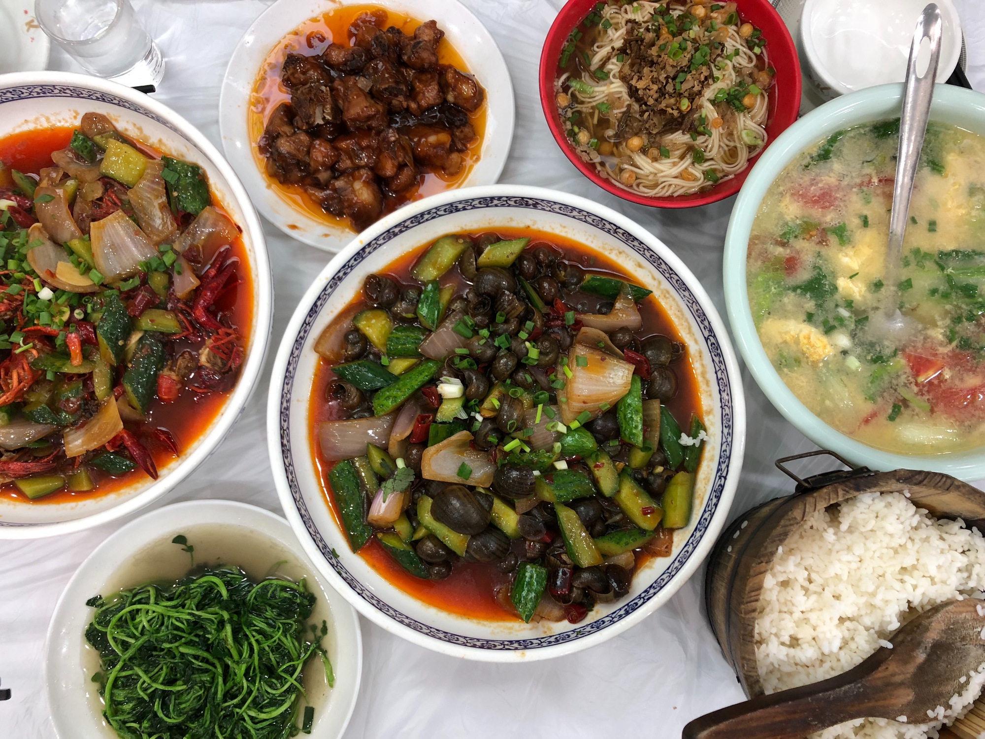 Bữa cơm Trung Quốc độc đ&aacute;o khiến du kh&aacute;ch Việt ngỡ như xuy&ecirc;n kh&ocirc;ng - Ảnh 3.