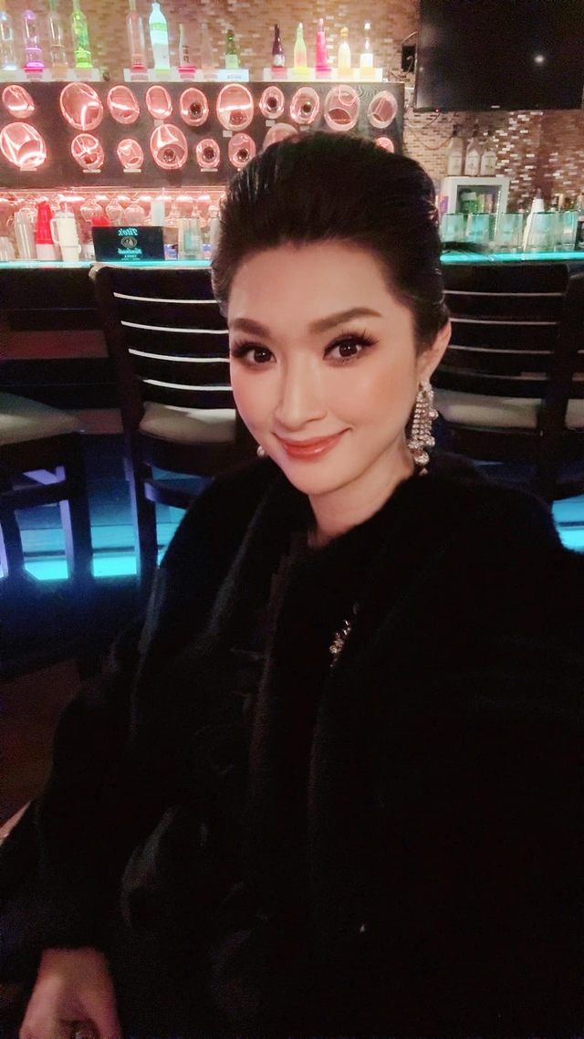 Đại gia si m&ecirc; mẹ đơn th&acirc;n U50 l&agrave; nghệ sĩ, b&agrave; chủ ph&ograve;ng tr&agrave; ở Mỹ - Ảnh 1.