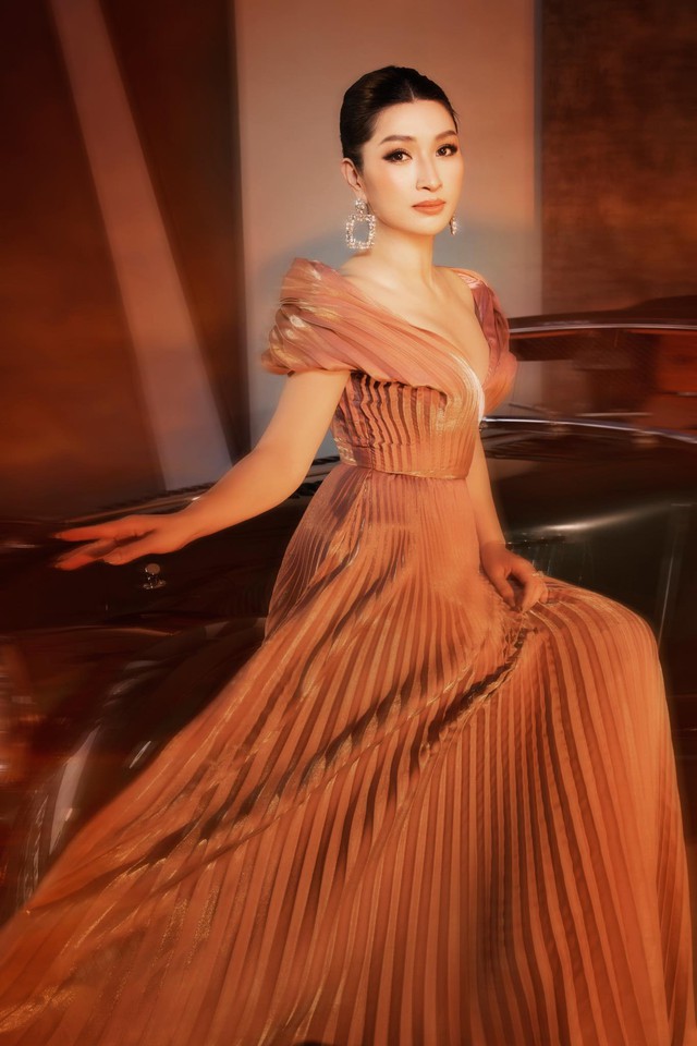 Đại gia si m&ecirc; mẹ đơn th&acirc;n U50 l&agrave; nghệ sĩ, b&agrave; chủ ph&ograve;ng tr&agrave; ở Mỹ - Ảnh 3.