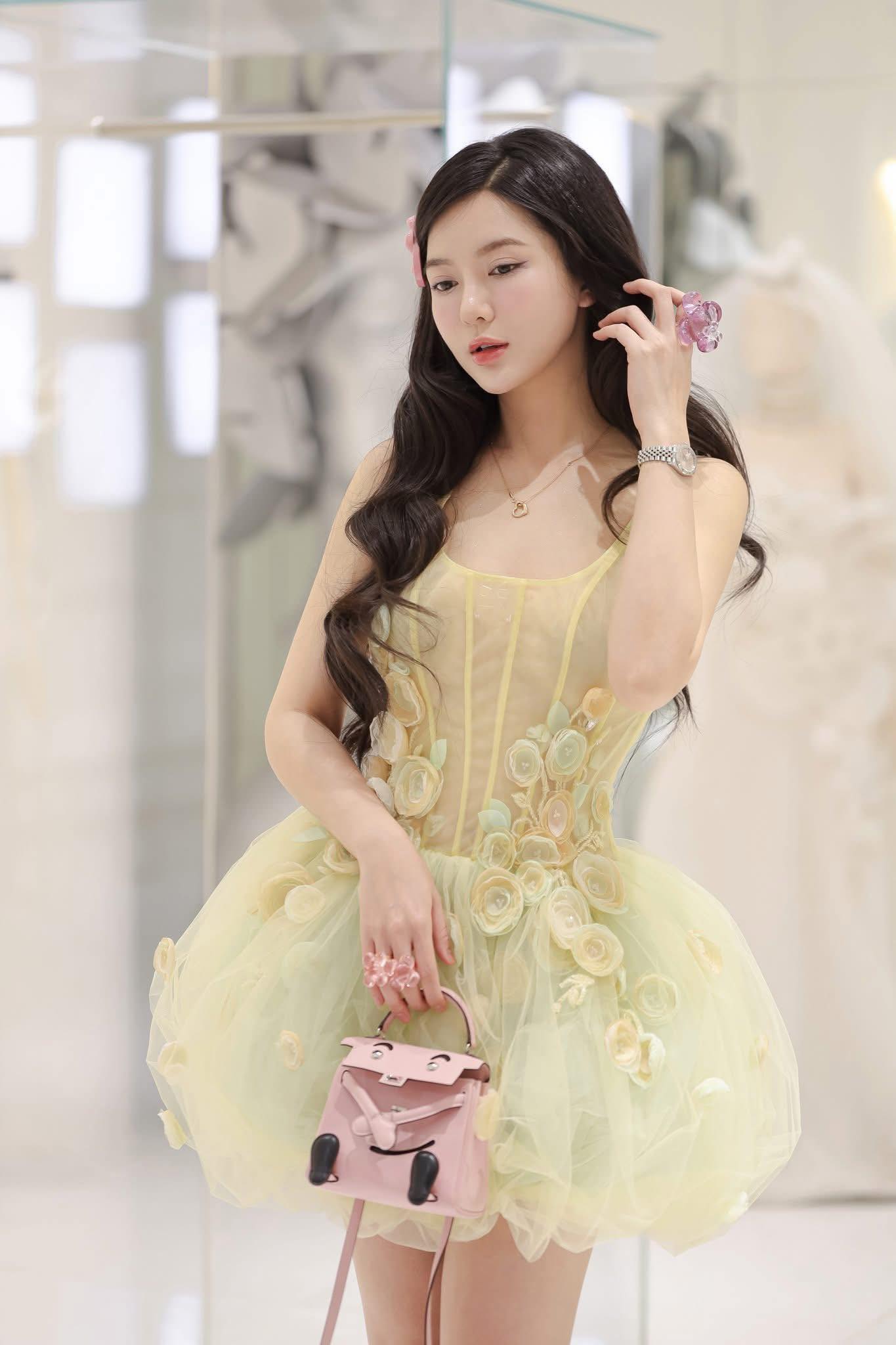 Đổi đời nhờ 1 bức ảnh, hot girl H&agrave; Nội năm n&agrave;o hạnh ph&uacute;c vi&ecirc;n m&atilde;n b&ecirc;n chồng doanh nh&acirc;n, nhan sắc U40 cực phẩm- Ảnh 8.