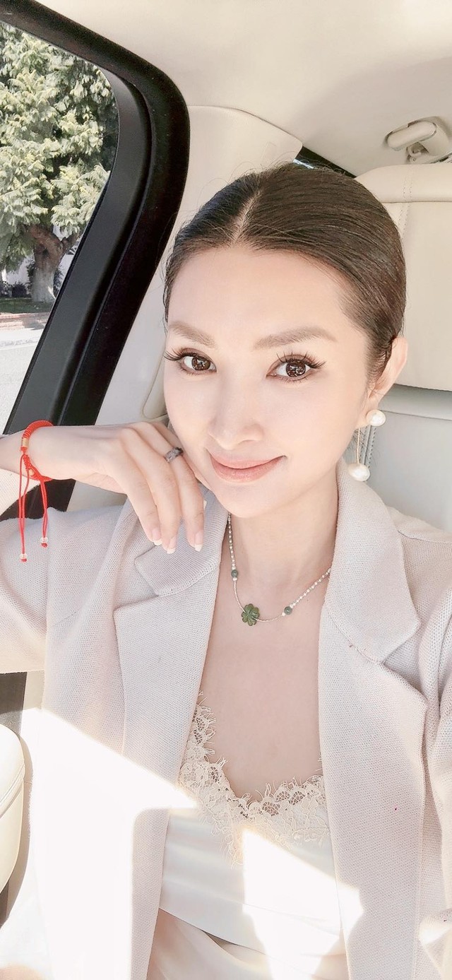 Đại gia si m&ecirc; mẹ đơn th&acirc;n U50 l&agrave; nghệ sĩ, b&agrave; chủ ph&ograve;ng tr&agrave; ở Mỹ - Ảnh 2.