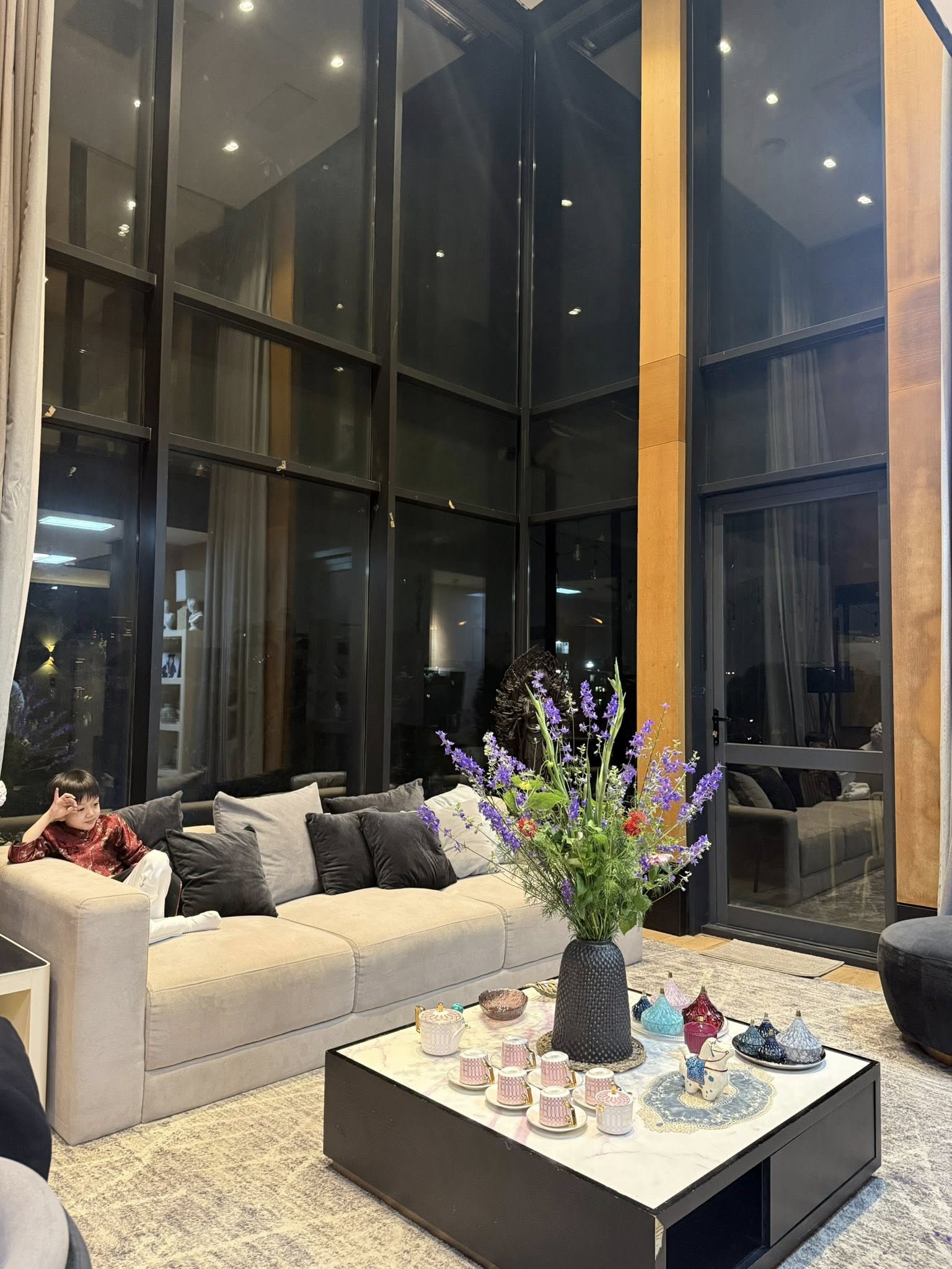 Đổi đời nhờ 1 bức ảnh, hot girl H&agrave; Nội năm n&agrave;o hạnh ph&uacute;c vi&ecirc;n m&atilde;n b&ecirc;n chồng doanh nh&acirc;n, nhan sắc U40 cực phẩm- Ảnh 7.